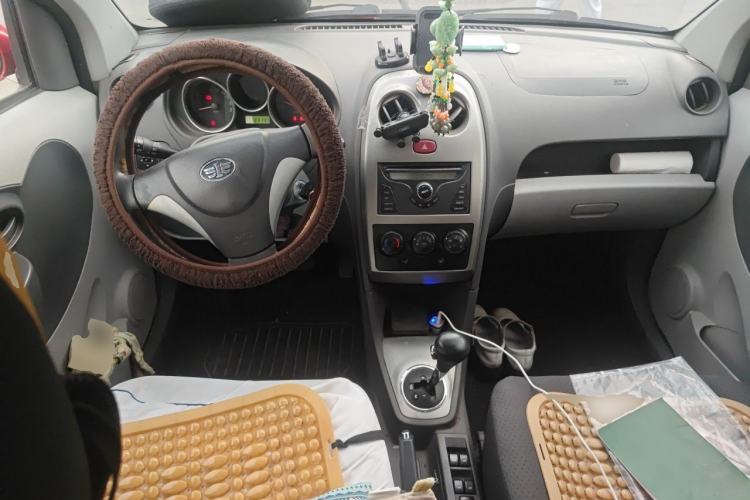 Used FAW Weizhi V2 2012 CROSS 1.3L AMT Flagship Model Center Console