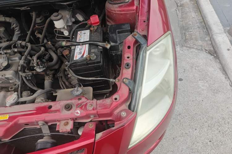 Used FAW Weizhi V2 2012 CROSS 1.3L AMT Flagship Model Engine Bay Left