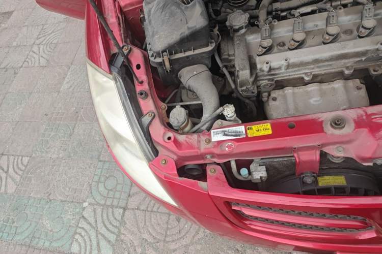 Used FAW Weizhi V2 2012 CROSS 1.3L AMT Flagship Model Engine Bay Right