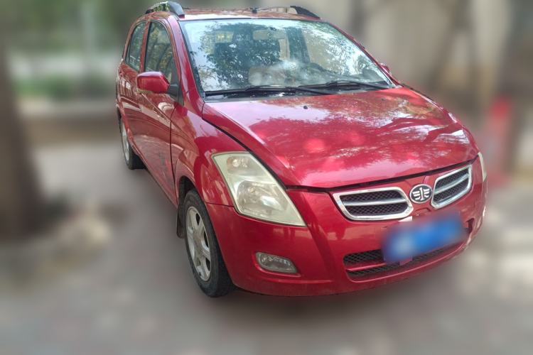 Used FAW Weizhi V2 2012 CROSS 1.3L Manual Luxury Model Front Right 45 Deg