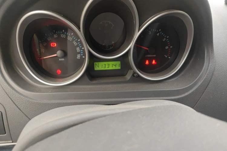 Used FAW Weizhi V2 2012 CROSS 1.3L AMT Flagship Model Odometer Close Up