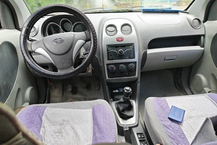 Used FAW Weizhi V2 2012 CROSS 1.3L Manual Luxury Model Center Console