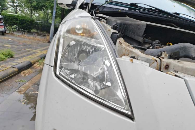Used FAW Weizhi V2 2012 CROSS 1.3L Manual Luxury Model Right Front Headlight
