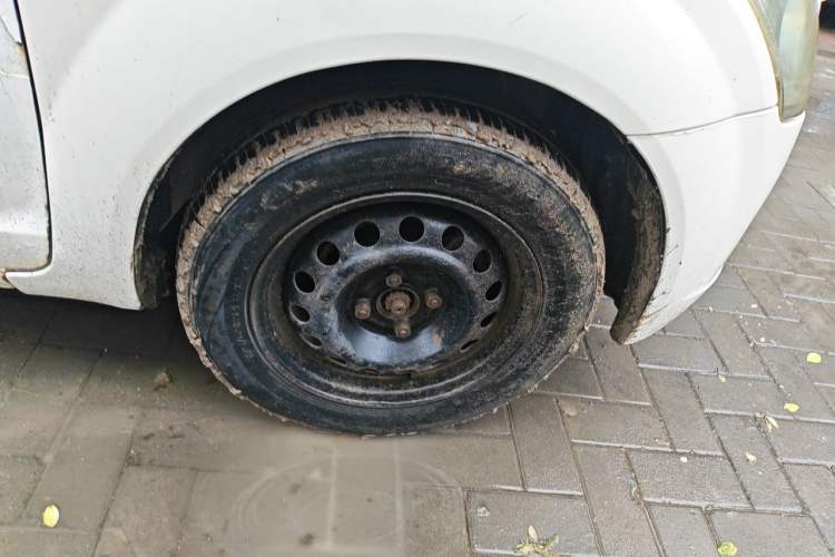Used FAW Weizhi V2 2012 CROSS 1.3L Manual Luxury Model Right Front Wheel Hub