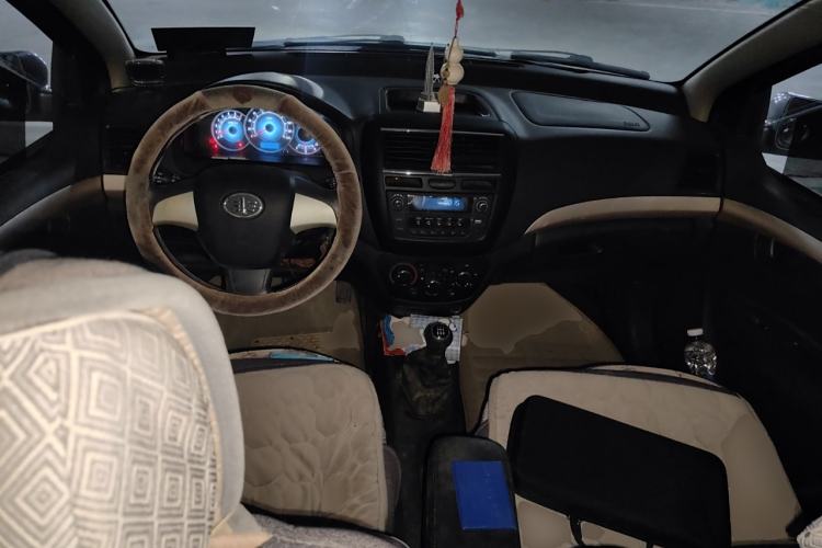 Used FAW Weizhi V5 2012 1.5L Manual Entry-Level Trim Center Console