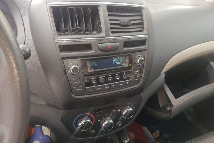 Used FAW Weizhi V5 2012 1.5L AMT Flagship Edition Audio And AC Panel