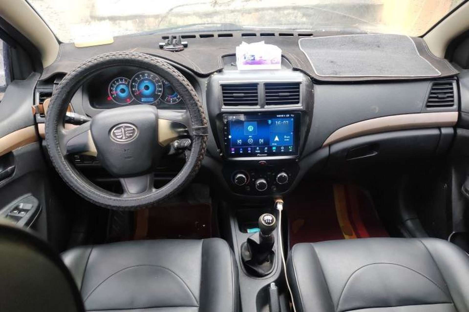 Used FAW Weizhi V5 2012 1.5L Manual Entry-Level Trim Center Console