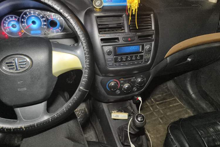 Used FAW Weizhi V5 2013 1.5L Manual Entry-Level Model China IV Standard Audio And AC Panel