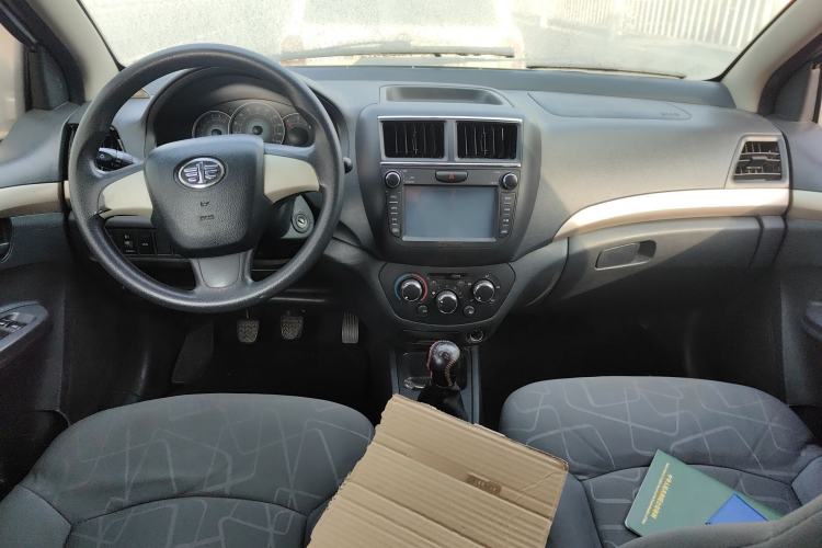 Used FAW Weizhi V5 2013 1.5L Manual Entry-Level Model China IV Standard Center Console