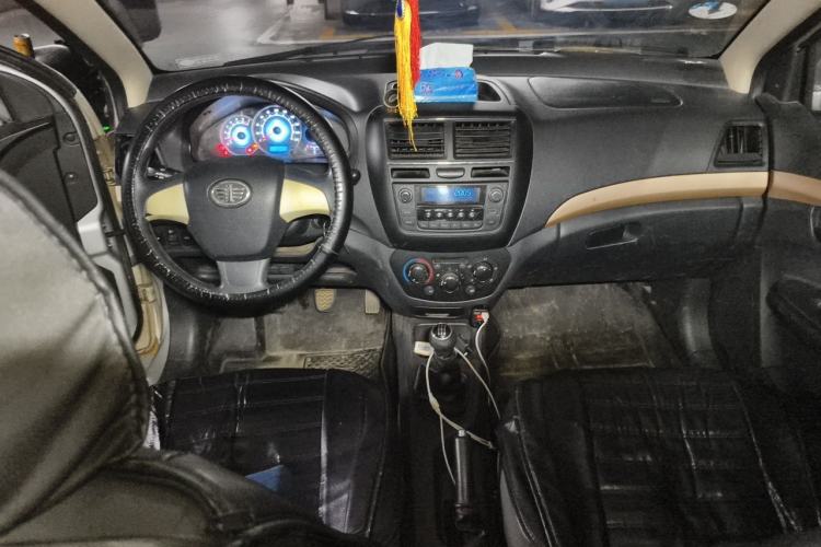 Used FAW Weizhi V5 2013 1.5L Manual Entry-Level Model China IV Standard Center Console