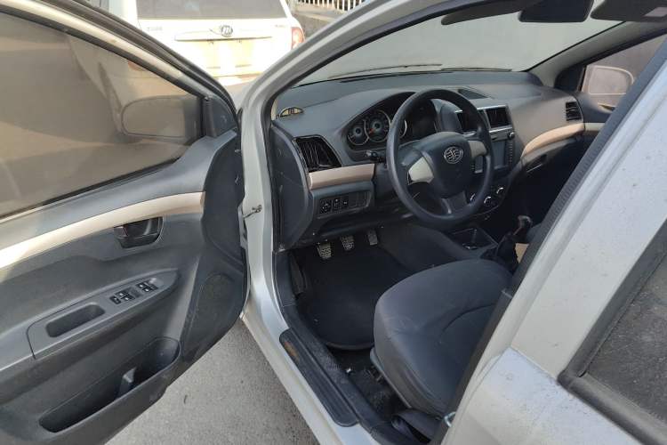 Used FAW Weizhi V5 2013 1.5L Manual Entry-Level Model China IV Standard Driver Seat