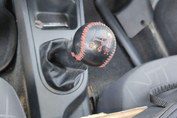 Used FAW Weizhi V5 2013 1.5L Manual Entry-Level Model China IV Standard Gear Lever