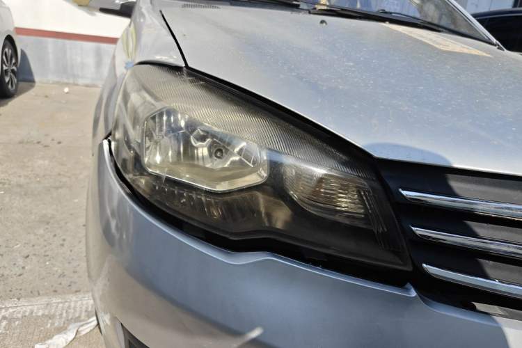 Used FAW Weizhi V5 2013 1.5L Manual Standard Version China IV Standard Right Front Headlight