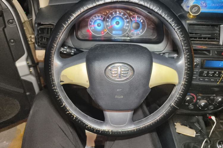 Used FAW Weizhi V5 2013 1.5L Manual Entry-Level Model China IV Standard Steering Wheel