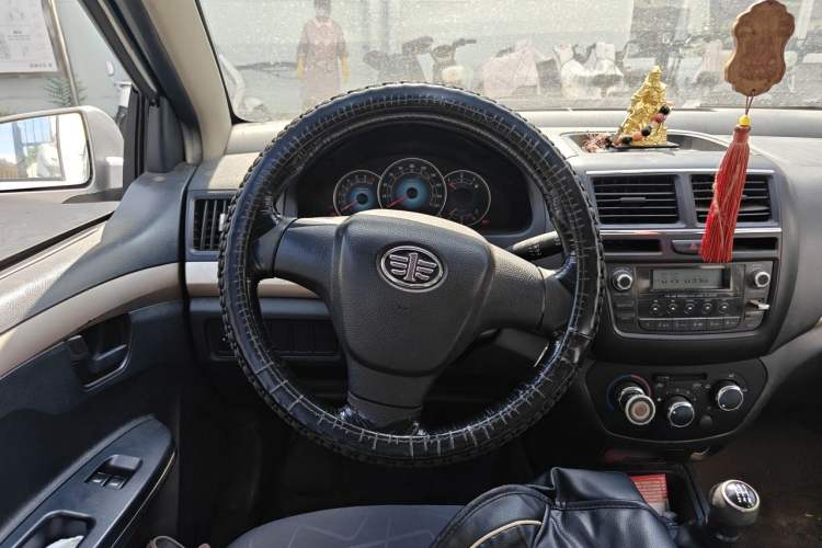 Used FAW Weizhi V5 2013 1.5L Manual Standard Version China IV Standard Steering Wheel