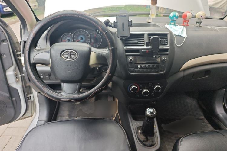 Used FAW Weizhi V5 2014 1.5L Manual Entry-Level Model Center Console