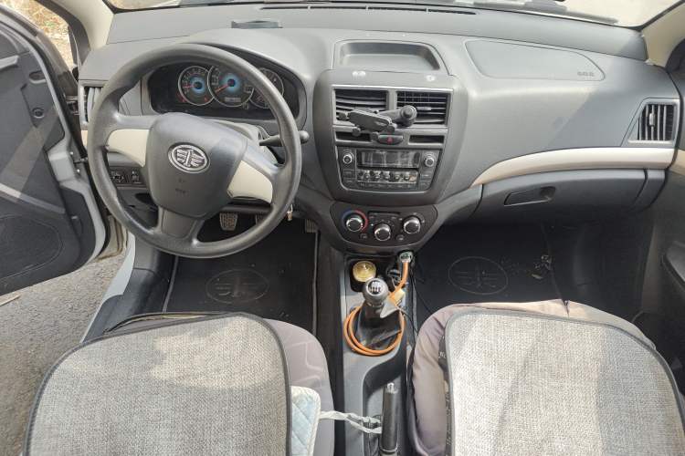 Used FAW Weizhi V5 2014 1.5L Manual Entry-Level Model Center Console