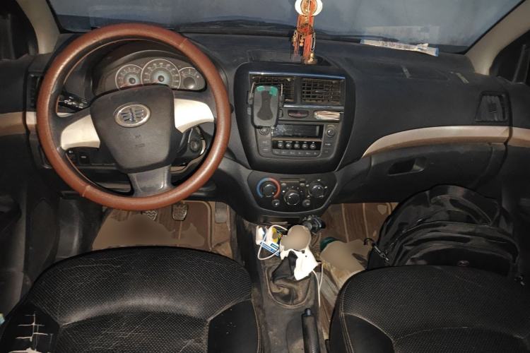 Used FAW Weizhi V5 2014 1.5L Manual Elite Model Center Console