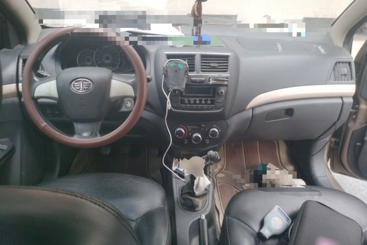 Used FAW Weizhi V5 2014 1.5L Manual Elite Model Center Console