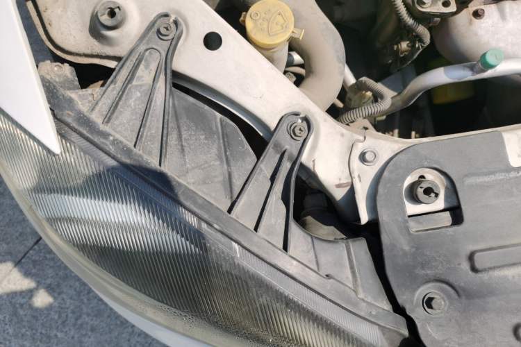 Used FAW Weizhi V5 2015 1.5L Automatic Entry Model Engine Bay Right