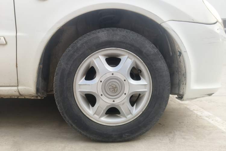 Used FAW Xiali 2008 N3+ 1.0L Sedan with Power Steering Right Front Wheel Hub