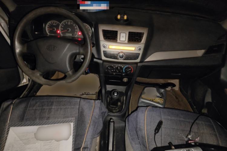 Used FAW Xiali 2012 N3 1.0L Sedan - Practical Model Center Console