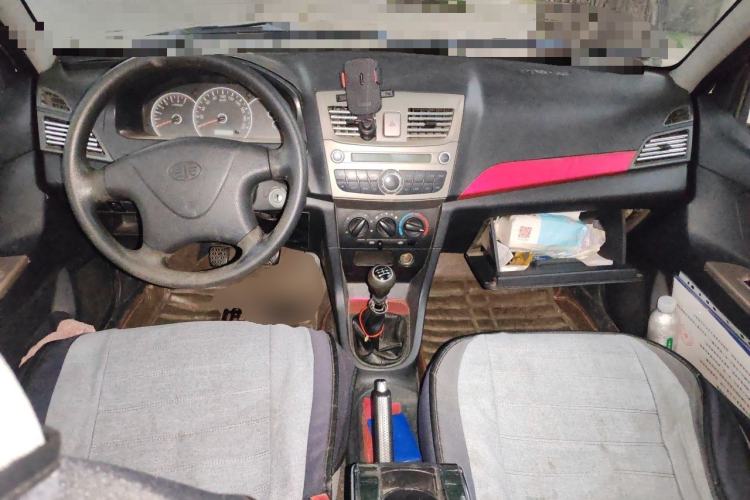 Used FAW Xiali 2012 N3 1.0L Sedan - Practical Model Center Console