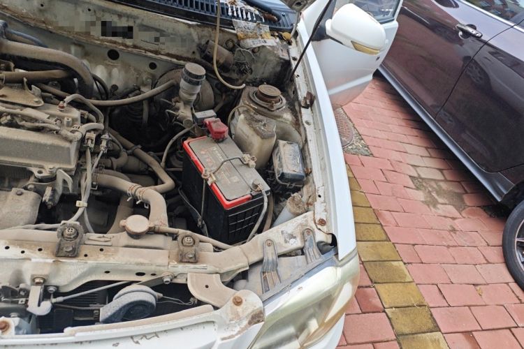 Used FAW Xiali 2012 N3 1.0L Hatchback Standard Model Engine Bay Left