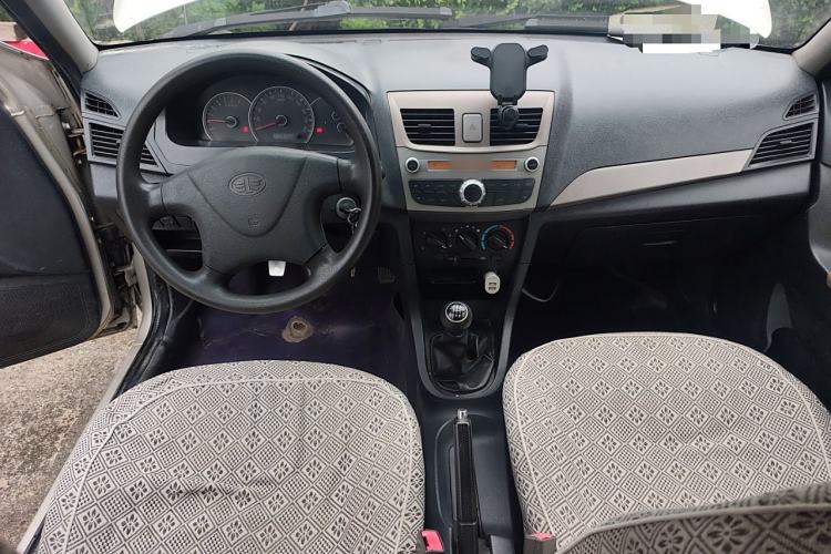 Used FAW Xiali 2012 N3 1.0L Sedan - Practical Model Center Console