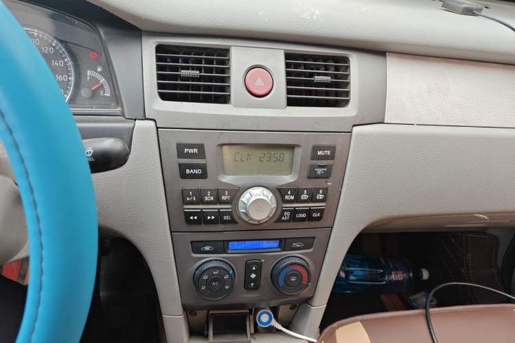 Used FAW Xiali N5 2011 1.3L Manual Luxury Edition Audio And AC Panel