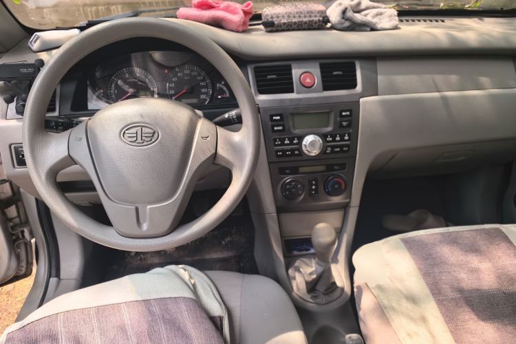 Used FAW Xiali N5 2011 1.3L Manual Luxury Airbag Version Center Console