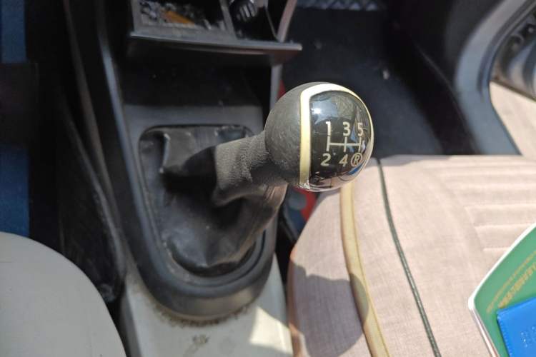 Used FAW Xiali N5 2013 1.3L Manual Standard Edition Gear Lever