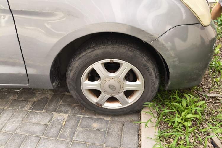 Used FAW Xiali N5 2013 1.3L Manual Luxury Model Right Front Wheel Hub