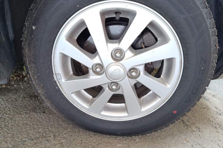 Used FAW Xiali N5 2014 1.0L Manual Comfort Model Right Front Wheel Hub