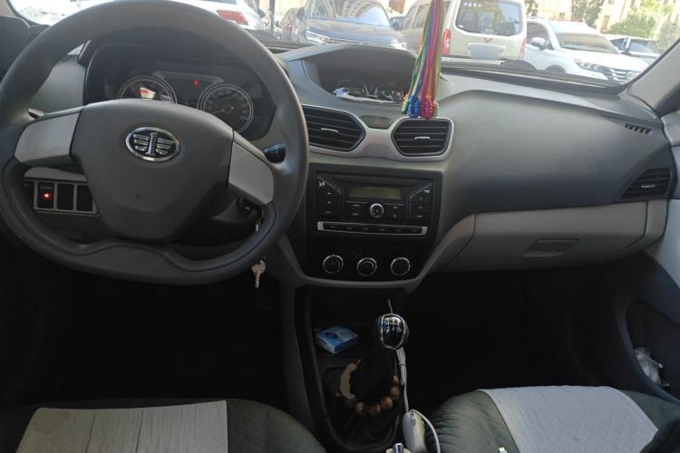 Used FAW Xiali N5 2014 1.3L Manual Comfort Version Center Console