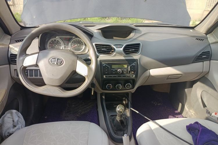 Used FAW Xiali N5 2014 1.0L Manual Standard Edition Center Console