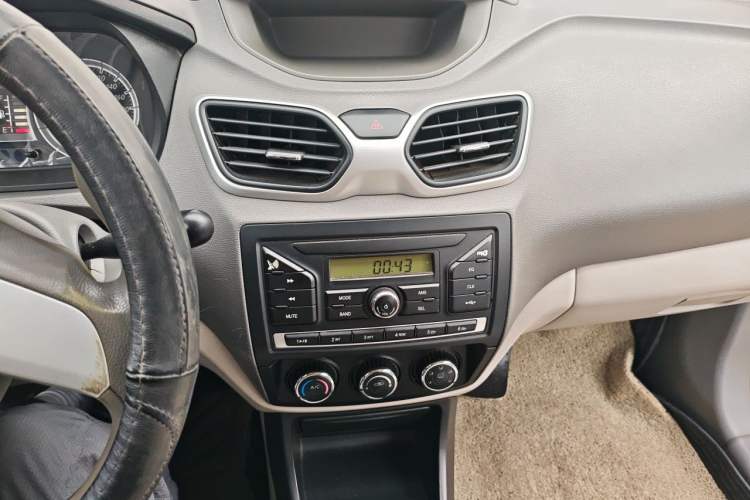 Used FAW Xiali N5 2014 1.0L Manual Standard Edition Audio And AC Panel