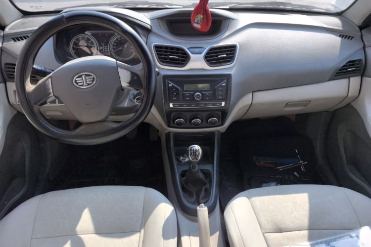 Used FAW Xiali N5 2014 1.0L Manual Comfort Model Center Console