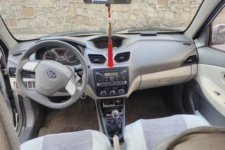 Used FAW Xiali N5 2014 1.0L Manual Standard Edition Center Console