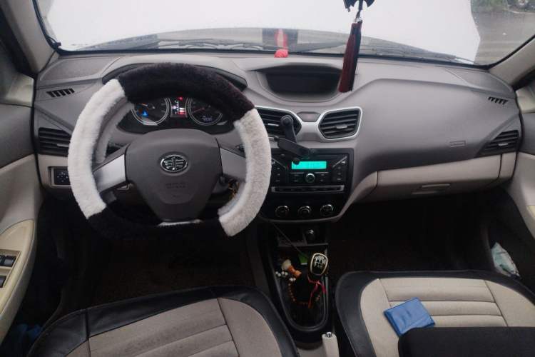 Used FAW Xiali N5 2014 1.3L Manual Luxury Version Center Console