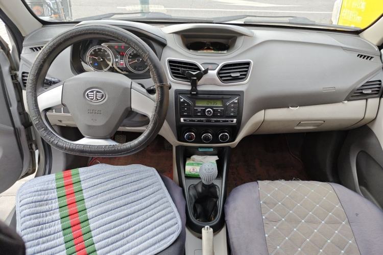 Used FAW Xiali N5 2014 1.3L Manual Luxury Version Center Console