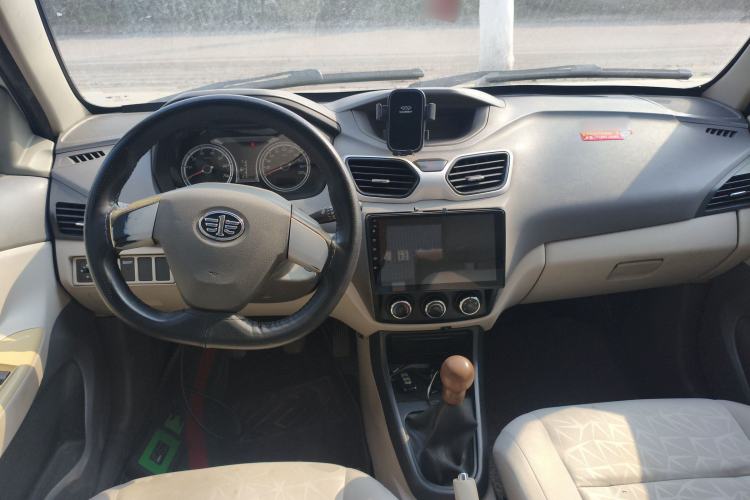 Used FAW Xiali N5 2014 1.3L Manual Comfort Version Center Console