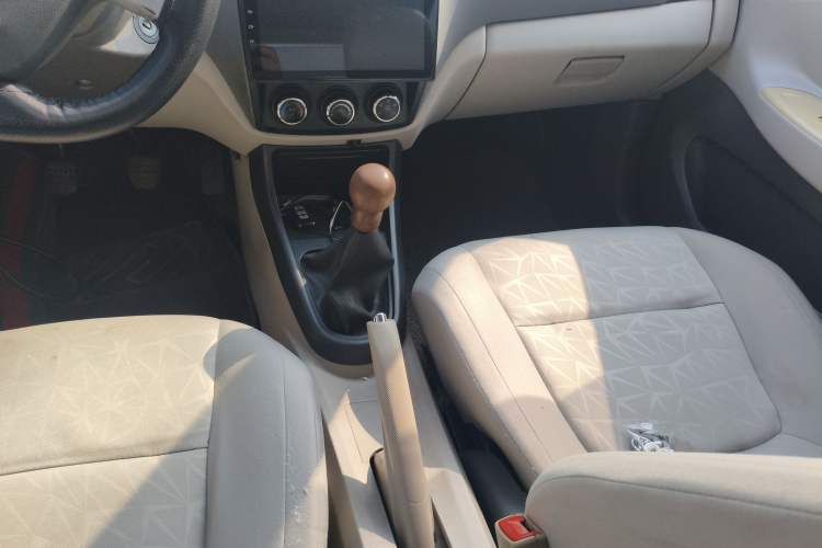 Used FAW Xiali N5 2014 1.3L Manual Comfort Version Gear Lever