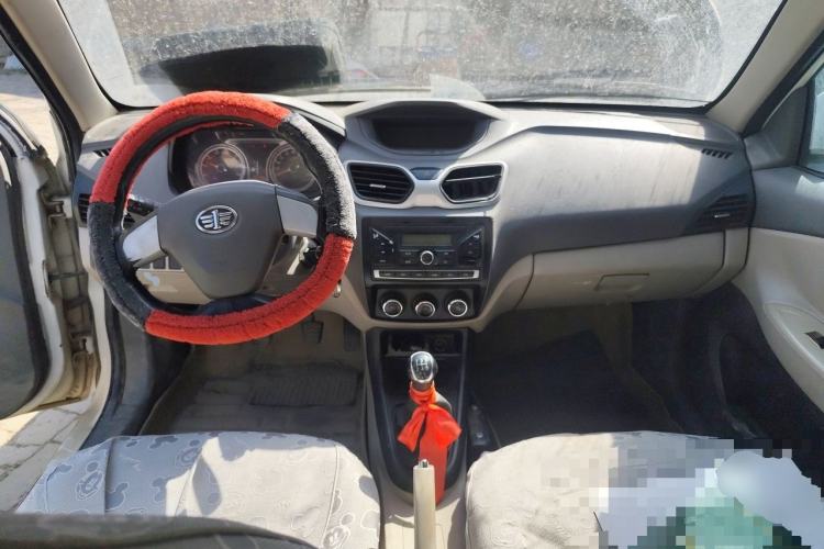 Used FAW Xiali N5 2014 1.3L Manual Comfort Version Center Console