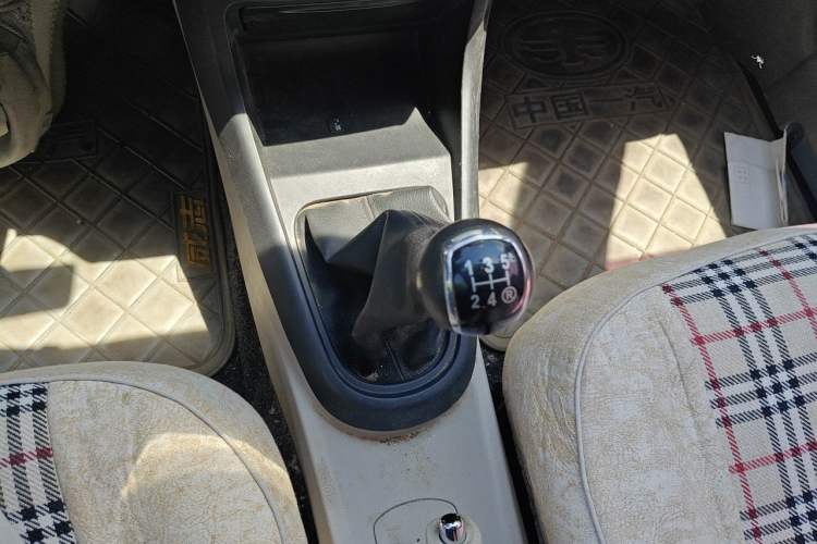 Used FAW Xiali N5 2014 1.3L Manual Standard Edition Gear Lever