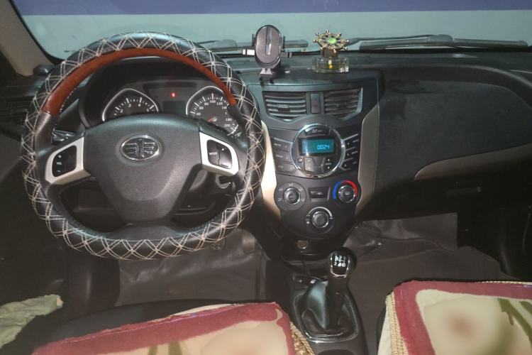 Used FAW Xiali N7 2013 1.3L Manual Comfort Model Center Console