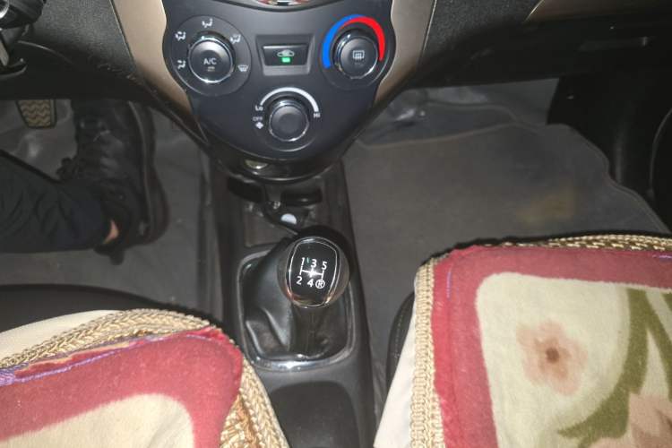 Used FAW Xiali N7 2013 1.3L Manual Comfort Model Gear Lever