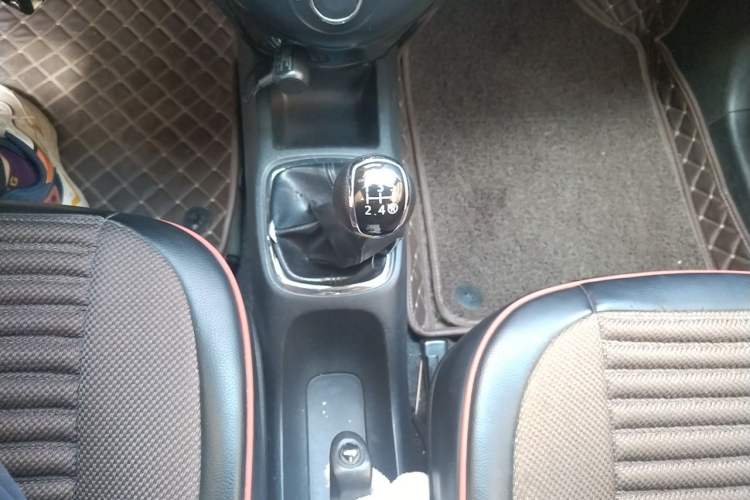 Used FAW Xiali N7 2013 1.3L Manual Comfort Model Gear Lever