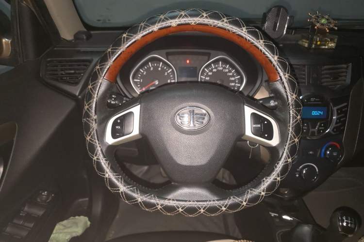 Used FAW Xiali N7 2013 1.3L Manual Comfort Model Steering Wheel