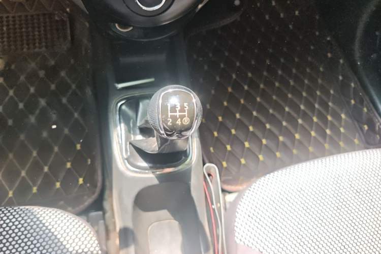 Used FAW Xiali N7 2013 1.3L Manual Luxury Model Gear Lever